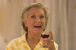 Ein Gl&auml;schen in Ehren kann niemand verwehren: Evelyn (Cloris Leachman) ...