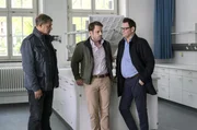 Der Direktor eines renommierten Lübecker Gymnasiums starb im Chemieraum auf qualvolle Weise an einer Chlorgasvergiftung. Alles deutet auf Mord. Der Vertrauenslehrer Matthias Kleinert (Matthias Brüggenolte, M.) ist tatverdächtig; Finn (Sven Martinek, l.) und Lars Englen (Ingo Naujoks, r.) verhören ihn. Der Direktor eines renommierten Lübecker Gymnasiums starb im Chemieraum auf qualvolle Weise an einer Chlorgasvergiftung. Alles deutet auf Mord. Der Vertrauenslehrer Matthias Kleinert (Matthias Brüggenolte, M.) ist tatverdächtig; Finn (Sven Martinek, l.) und Lars Englen (Ingo Naujoks, r.) verhören ihn.