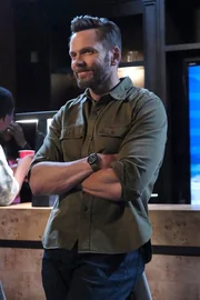 Frank Shaw (Joel McHale)