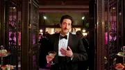 Regisseur Leo K&ouml;pernick (Adrien Brody) wird auf mysteri&ouml;se Art und Weise umgebracht..