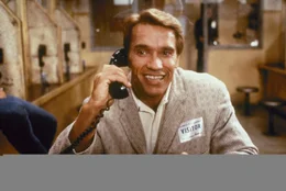 Kann es kaum glauben, dass er einen Zwillingsbruder hat: Julius (Arnold Schwarzenegger) wuchs bisher nur von Wissenschaftlern beh&uuml;tet auf einer Insel auf.