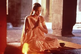 Lara Croft (Angelina Jolie) ist in Kambodscha auf der Suche nach der einen H&auml;lfte des Dreiecks, das im Tempel Ta Prohm verborgen sein soll.