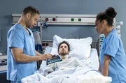 Dr. Matteo erklärt Lennert die OP; seine Aorta ist verletzt. V.l.n.r. Dr. Matteo Moreau (Mike Adler), Lennert Rieken (Max Hegewald), Vivienne Kling (Jane Chirwa). Dr. Matteo erklärt Lennert die OP; seine Aorta ist verletzt. V.l.n.r. Dr. Matteo Moreau (Mike Adler), Lennert Rieken (Max Hegewald), Vivienne Kling (Jane Chirwa).