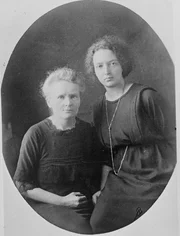 Marie Curie und Tochter Irene. Marie Curie und Tochter Irene.