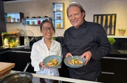 Gemeinsam mit Spitzenk&ouml;chin Sarah Henke (l) zeigt Bj&ouml;rn Freitag, mit welchen Saucen man zu Hause ganz einfach authentisch asiatisch kochen kann.