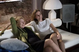 v.li.: Henriette (Corinna Harfouch) und Johanna (Karin Hanczewski) haben den gemeinsamen Tanz genossen und sind ausnahmsweise mal entspannt miteinander.