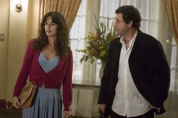 Trotz ihrer nicht vorhandenen Englischkenntnisse nimmt Flor (Paz Vega, l.) eine Stelle als Haush&auml;lterin in einer amerikanischen Familie an. Sie arbeitet f&uuml;r das Ehepaar Clasky (Adam Sandler, r.), mit deren Beziehung es aber nicht zum Besten steht ...
