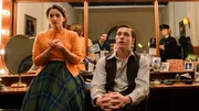 Sheila (Pearl Chanda, li.) und Richard (harris Dickinson) werden von Stoppard (Sam Rockwell) und Stalker ( Saoirse Ronan, re.) befragt..