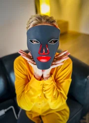 Dr. Christine Reiler testet eine Lichtmaske.