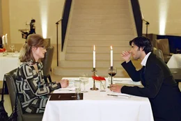 Gudrun (Nina Petri, l.) und Daniel (Pasquale Aleardi, r.) haben ein Rendezvous in einem italienischen Restaurant. Nat&uuml;rlich erliegt auch Gudrun sofort seinem unwiderstehlichen Charme ...