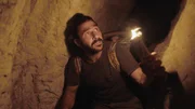 Hazen geht mit einer handgefertigten Fackel durch Tunnel in einer H&ouml;hle (National Geographic).