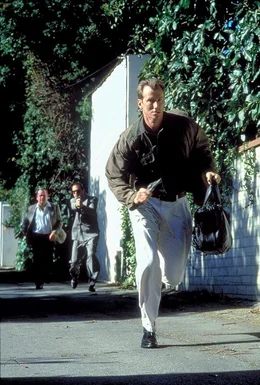 Zwischen allen Fronten: Sam Reed (Frederick Deane) ...