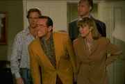 Um an das Erbe des gebrechlichen Onkel Joe zu kommen, versuchen Patti (Colleen Camp, r.), Carl (Ed Begley Jr., 2.v.r.), Frank (Phil Hartman, 2.v.l.) und Glen (Jere Burns, l.) alles ...