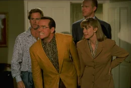 Um an das Erbe des gebrechlichen Onkel Joe zu kommen, versuchen Patti (Colleen Camp, r.), Carl (Ed Begley Jr., 2.v.r.), Frank (Phil Hartman, 2.v.l.) und Glen (Jere Burns, l.) alles ...