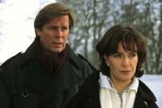 Dr. Stefan Frank (Sigmar Solbach) und Bea (Isabelle von Siebenthal) haben sich nichts mehr zu sagen. Sie hat ihre Koffer gepackt und zieht in ein Haus der Sekte.