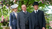 L-R: Julia Ogden (Helene Joy), Thomas Brackenreid (Thomas Craig), William Murdoch (Yannick Bisson)