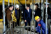 Durch einen anonymen Hinweis wird auf einer Baustelle das Betongrab des Ukrainers Jan Medem, der sich illegal in Deutschland aufhielt, entdeckt. (V.l.n.r.) Polier Hubert Rattler (Paul Fa&szlig;nacht), Bauleiter Rolf Weinsberg (Max Gertsch), Taube (Christian Maria Goebel), Gino (Luca Zamperoni) und zwei Polizei-Beamte stehen vor einem R&auml;tsel.