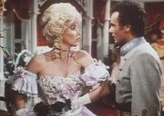 Noch ahnt Jennifer (Stefanie Powers, l.) nicht, dass James (Dean Stockwell, r.), ihr gl&uuml;hender Verehrer, auch &uuml;ber Leichen gehen kann ...