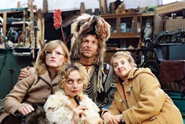 Gudrun (Nina Petri, l.), Linda (Catherine Flemming, 2.v.l.) und Gerti (Anna B&ouml;ttcher, r.) wollen von Gernot (Jochen Horst, 2.v.r.) fachm&auml;nnischen Rat.