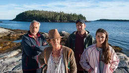 Vier auf einer Insel in Kanada: der Aussteiger Harry Stockowski (Wolfgang Stumph) mit der raubeinigen Susan Bennett (Katrin Sass), ihrem Sohn Jason (Philipp Rafferty) und ihrer Enkelin Jennifer (Cosima Henman).