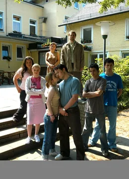 Klassenfahrt mit Folgen: (v.l.n.r.) Conchita (Claudia Fitzsche), Mira (Jennifer Ulrich), Frau B&uuml;sing (Karla Trippel), Nessie (Josefine Preu&szlig;), Erik (Marlon Kittel), Dr. Consentius (Antoine Monot, JR.), Tobi (Kostja Ullmann) und Utz (Tom Lass) ...