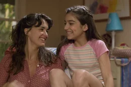 Die h&uuml;bsche Mexikanerin Flor (Paz Vega, l.) geht mit ihrer Tochter Cristina (Shelbie Bruce, r.) nach Los Angeles, um dort bei der wohlhabenden Familie Clasky als Hausm&auml;dchen zu arbeiten. Dabei muss sie nicht nur mit der Sprachbarriere und ihrer pubertierenden Tochter fertig werden, sondern vor allem mit dem exzentrischen Lebensstil der Claskys ...