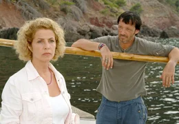 Zwischen Hanna (Michaela May) und Mati (Michael Roll) kommt es zu einer vorsichtigen Ann&auml;herung.; ARD Degeto DER TRAUM IHRES LEBENS, am Mittwoch (20.11.24) um 01:50 Uhr im ERSTEN. Zwischen Hanna (Michaela May) und Mati (Michael Roll) kommt es zu einer vorsichtigen Ann&auml;herung. &copy; ARD Degeto/Frank W. Hempel, honorarfrei - Verwendung gem&auml;&szlig; der AGB im engen inhaltlichen, redaktionellen Zusammenhang mit genannter Degeto-Sendung und bei Nennung "Bild: ARD Degeto/Frank W. Hempel" (S2). ARD Degeto/Programmplanung und Presse, Tel: 069/1509-335, degeto-presse@degeto.de