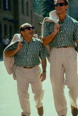 Kaum zu glauben, aber wahr. Die Zwillinge Julius (Arnold Schwarzenegger, r.) und Vincent (Danny DeVito, l.) sind das Ergebnis eines genetischen Versuchs mit sechs M&auml;nnern ...