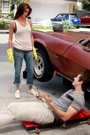 Susan (Teri Hatcher, l.) beobachtet, dass Danny Bolen (Beau Mirchoff, r.) wieder zu Hause ist, obwohl er ihrer Meinung nach der Angreifer ist, der Julie erw&uuml;rgen wollte. Daraufhin schreitet sie selbst zur Tat ...