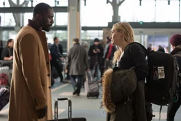 Herzchirurg Ben (Idris Elba) lernt am Flughafen die Fotografin Alex (Kate Winslet) kennen und entschlie&szlig;t sich unter Termindruck, trotz miesen Wetters mit ihr ein Kleinflugzeug zu chartern.