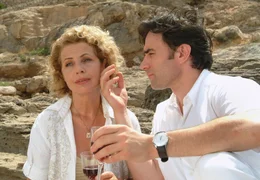 Immobilienhai Philipp Lotz (Giulio Ricciarelli) glaubt, dass er Hanna (Michaela May) problemlos um den Finger wickeln kann.; ARD Degeto DER TRAUM IHRES LEBENS, am Mittwoch (20.11.24) um 01:50 Uhr im ERSTEN. Immobilienhai Philipp Lotz (Giulio Ricciarelli) glaubt, dass er Hanna (Michaela May) problemlos um den Finger wickeln kann. &copy; ARD Degeto/Frank W. Hempel, honorarfrei - Verwendung gem&auml;&szlig; der AGB im engen inhaltlichen, redaktionellen Zusammenhang mit genannter Degeto-Sendung und bei Nennung "Bild: ARD Degeto/Frank W. Hempel" (S2). ARD Degeto/Programmplanung und Presse, Tel: 069/1509-335, degeto-presse@degeto.de