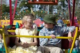 Neben der Landwirtschaftsschau, auf der Wilbur seinen gro&szlig;en Auftritt haben wird, gibt es auch einige Karussells, auf denen sich Fern (Dakota Fanning, l.) mit ihrem Schulfreund Henry (Julian O'Donnell, r.) vergn&uuml;gt.
