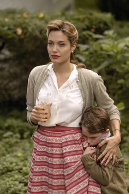 Clover (Angelina Jolie) versucht, ihren Sohn (Austin Williams) zu besch&uuml;tzen.