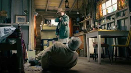 Westernlady Susan (Katrin Sass) m&ouml;chte das Greenhorn Harry (Wolfgang Stumph) aus der Blockh&uuml;tte verjagen.