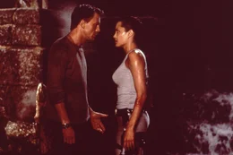 Darsteller Lara Croft (Angelina Jolie) und ihr alter Freund Alex West (Daniel Craig).