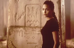 Lara Croft (Angelina Jolie) ist in Kambodscha auf der Suche nach der einen Halfte des Dreiecks, das im Tempel Ta Prohm verborgen sein soll.