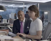 Chunk Palmer (Christopher Jackson, l.); Taylor Rentzel (MacKenzie Meehan, r.)