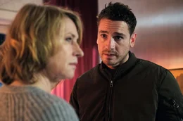 Philipp (Louis Nitsche) versucht Henriette (Corinna Harfouch) zu erkl&auml;ren, warum es Teile seines Lebens gibt, die er lieber vergessen m&ouml;chte und von denen er ihr nicht erz&auml;hlt hat.