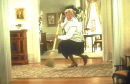 Mit gro&szlig;er Begeisterung st&uuml;rzt sich das neue "M&auml;dchen f&uuml;r alles" (Robin Williams) auf die t&auml;gliche Hausarbeit ...