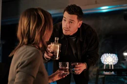 Philipp (Louis Nitsche) versucht, Johanna (Karin Hanczewski) mit dem Rarit&auml;ten-Whisky, den sie so gern mag, zu befrieden.