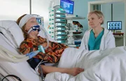 Dr. Kathrin Globisch (Andrea Kathrin Loewig, re.) hat Tessa Kollwitz (Beate Maes, li.) in ein k&uuml;nstliches Koma versetzt. Die Behandlungsmethode ist nicht ohne Risiko, jedoch sehr erfolgversprechend. Wenn alles gut geht k&ouml;nnte Tessa nach dem Koma komplett schmerzfrei sein.