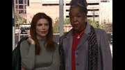 Monica (Roma Downey, l.) und Tess (Della Reeves) sind auf der Suche nach der Wahrheit.
