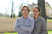 Inspektorin Vivi Sundberg (Claudia Michelsen, re.) führt Brigitta Roslin (Suzanne von Borsody) zum Tatort, an dem unter anderem ihre Eltern ermordet wurden. Inspektorin Vivi Sundberg (Claudia Michelsen, re.) führt Brigitta Roslin (Suzanne von Borsody) zum Tatort, an dem unter anderem ihre Eltern ermordet wurden.