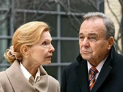 Professor Simoni (Dieter Bellmann) lässt sich von seiner Tochter um den Finger wickeln, doch Ingrid (Jutta Kammann) traut Rebecca nicht. Professor Simoni (Dieter Bellmann) lässt sich von seiner Tochter um den Finger wickeln, doch Ingrid (Jutta Kammann) traut Rebecca nicht.