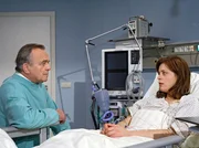 Rebecca (Alma Leiberg) gesteht ihrem Vater Prof. Simoni (Dieter Bellmann) Rebecca (Alma Leiberg) gesteht ihrem Vater Prof. Simoni (Dieter Bellmann)