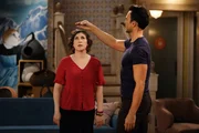 Kat (Mayim Bialik, l.); Max (Cheyenne Jackson, r.)