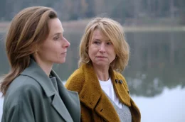 Zwischen Henriette (Corinna Harfouch) und ihrer Tochter Johanna (Karin Hanczewski, l.) hat sich viel Unausgesprochenes aufgestaut.