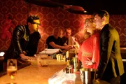 SOKO Praktikant Mirko Klasic versucht auf eigene Faust in der Purple Pussy Bar zu ermitteln. (v.l.n.r.: Mirko Klasic (Mustafa Kara), Lisi Trautmann (Petra Berndt), Juri Abchase (Mark Zak), im Hintergrund: Komparsen)).  "SOKO Wien - Der Praktikant": Mirko Klasic spricht mit Lisi Trautmann und Juri Abchase.  Fotograf: Petro Domenigg