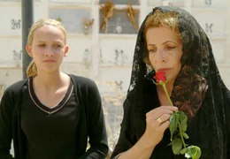 Lili (Ganeshi Becks, links) und ihre Mutter Hanna (Michaela May) bei der Trauerfeier f&uuml;r ihren Vater bzw. Mann Walter.