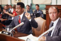 Der Gauner Thomas Jefferson Johnson (Eddie Murphy, l.) macht als Politiker eine gute Figur.
